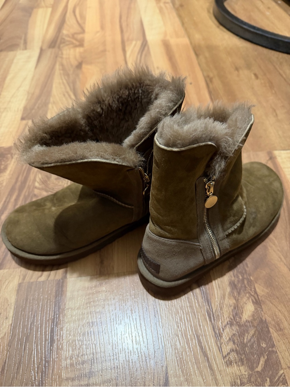 Uggs - Picture 2 of 4